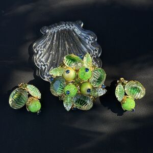 Vtg Green Ribbed Givre Glass Fruit Cluster Juliana D&E Brooch & Earrings set